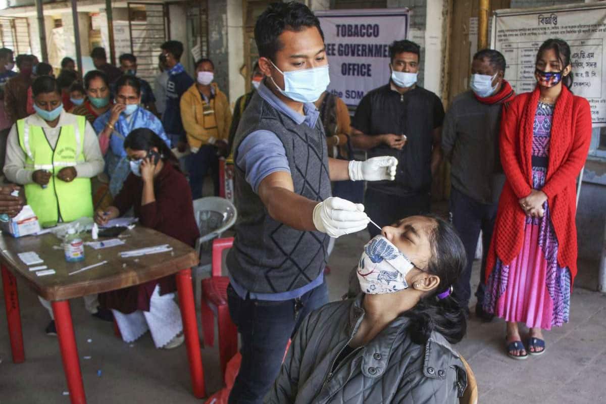 भारत में कोरोना वायरस के 17,073 नए केस, दिल्ली और मुंबई में कोविड मामलों में आई गिरावट